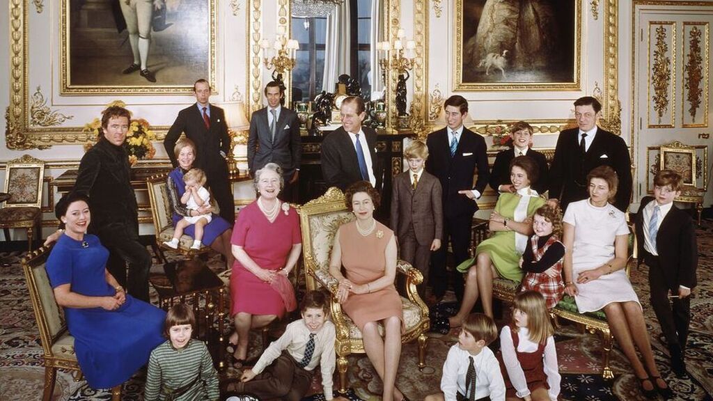 La familia real brit&aacute;nica casi al completo, presidida por 'Her Majesty' en 1971