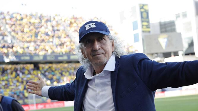 Mágico González abre los brazos en señal de agradecimiento en el césped del estadio.