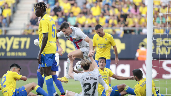El gol de Lewandowski ante el Cádiz.