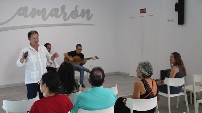 Visita de los profesionales de la industrial musical al Museo Camarón de San Fernando.
