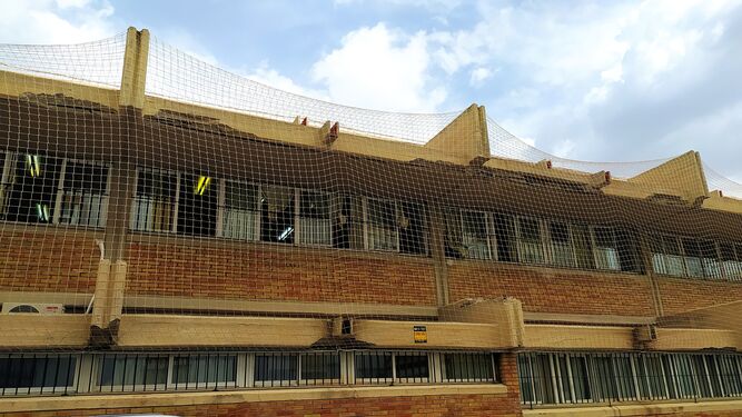 Mallas de protección instaladas en la fachada del colegio San Ignacio ante el peligro de desprendimientos que existe en la fachada.