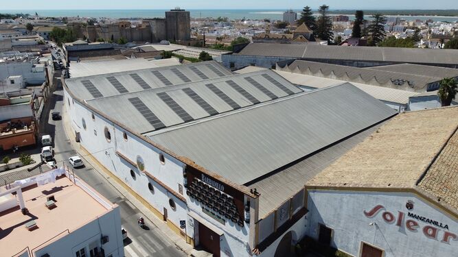 La cubierta de la bodega del Barrio Alto en la que Barbadillo ha instalado paneles fotovoltaicos.