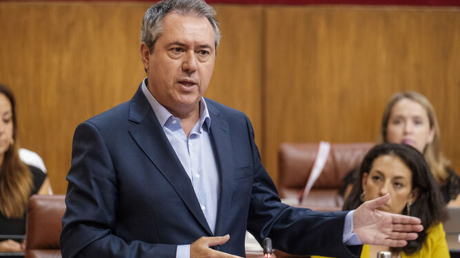 El secretario general del PSOE, Juan Espadas, en el Parlamento andaluz.