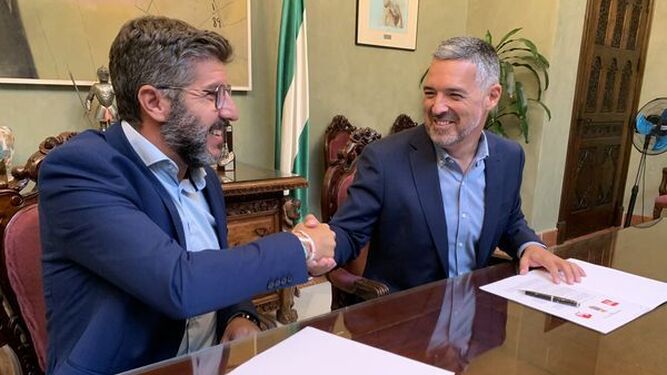 El alcalde de Rota, Javier Ruiz (PSOE), y el concejal de IU, Pedro Pablo Santamaría, tras firmar el acuerdo para los nuevos presupuestos municipales.