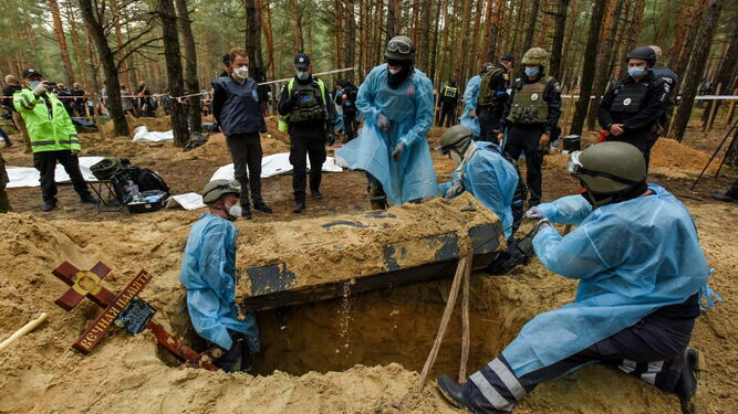 Trabajadores exhuman cuerpos de las tumbas halladas en Izium.