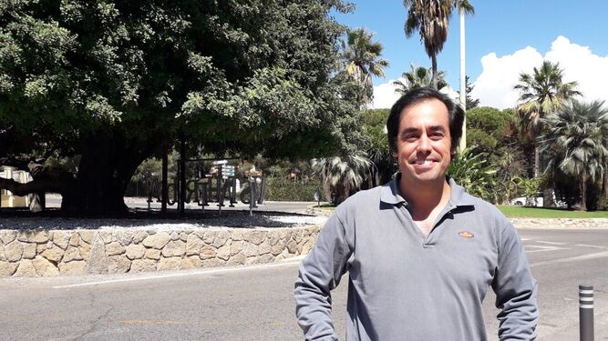 Gonzalo Manrique, CEO y cofundador de la startup Ironhack, a la entrada de la urbanización Vistahermosa, en El Puerto.