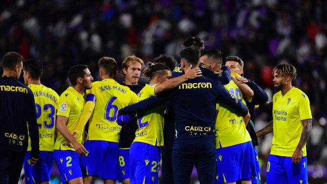 Los jugadores del Cádiz se abrazan tras ganar en Valladolid.