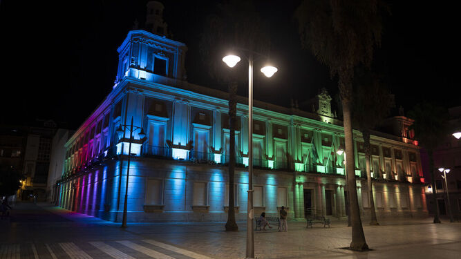 El Ayuntamiento iluminado con la bandera arcoiris.