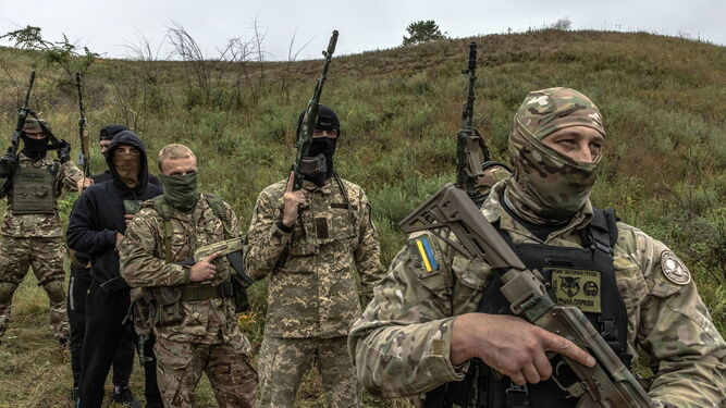Un grupo de voluntarios rusos, veteranos de la guerra de Chechenia, ayer en territorio ucraniano.