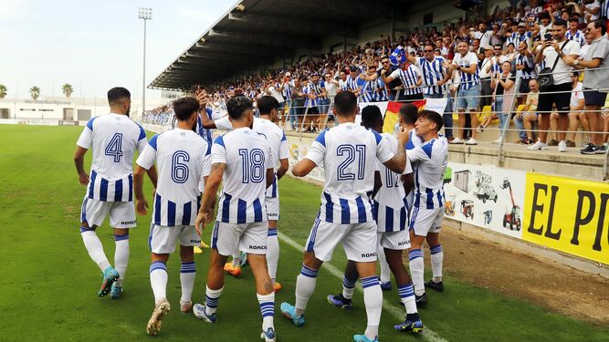 Los jugadores del Recreativo celebran el gol que les dio la victoria en el Ciudad de Lepe la semana pasada.
