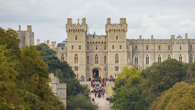 El cortejo fúnebre llega al Castillo de Windsor.