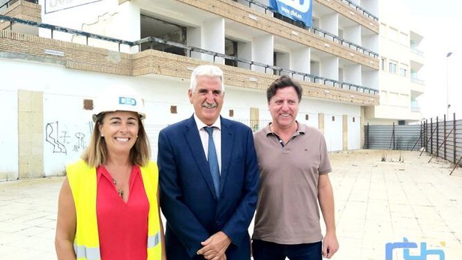 El alcalde de Chipiona, con representantes de la empresa propietaria del edificio del antiguo hotel Cruz del Mar y la firma constructora del futuro establecimiento.