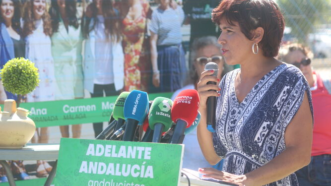 Teresa Rodríguez en un acto de Adelante Andalucía en la puerta de Airbus Puerto Real