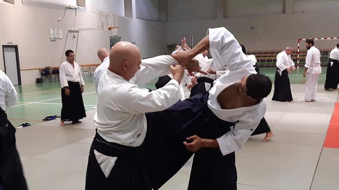 Dos personas practican Aikido en la Asociación Akikai