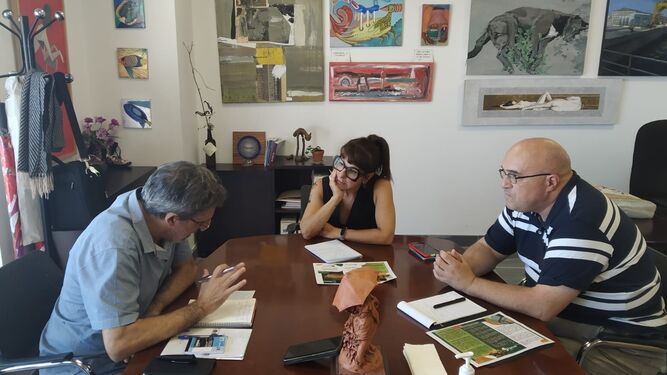 La concejala de Turismo, Montemayor Mures, se reúne con los representantes de Facua Cádiz.