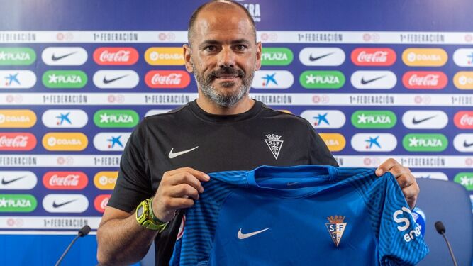 Salva Ballesta posa con la camiseta de su nuevo equipo.