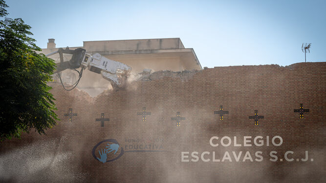 Así ha sido la demolición de la fachada del colegio Las Esclavas de Cádiz