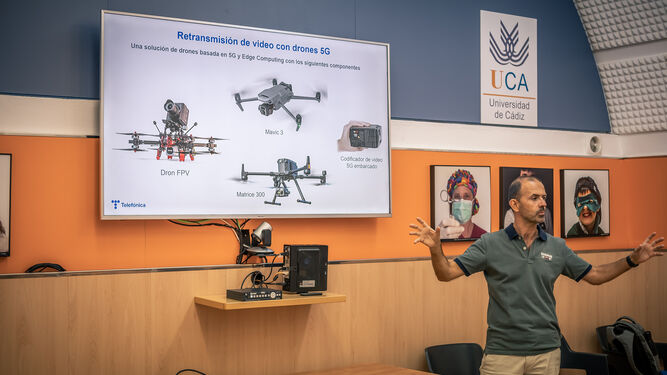 Juan Cambeiro, de Telefónica España, explicando los entresijos de los tres drones que tomarán imágenes de la competición náutica desde el aire
