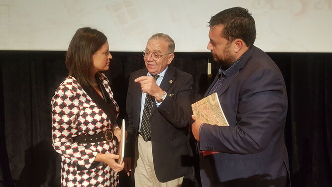 Juan Torrejón presenta en San Fernando (centro) departe con Patricia Cavada y Jaime Armario tras la presentación del libro.