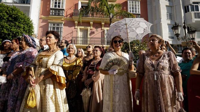 Mujeres de la asociación histórico cultural 24 de Septiembre ataviadas con trajes de época.