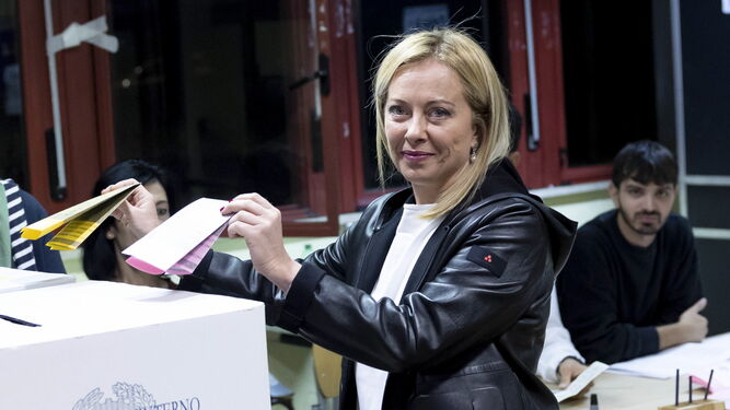 Giorgia Meloni, ejerciendo su derecho al voto 25 minutos antes del cierre de las urnas.