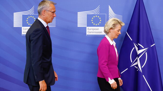 La presidenta de la Comisión Europea, Ursula von der Leyen, con el secretario general de la OTAN, Jens Stoltenberg.