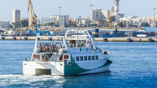 Un catamarán  del Consorcio  de Transportes de la Bahía llega al muelle de Cádiz