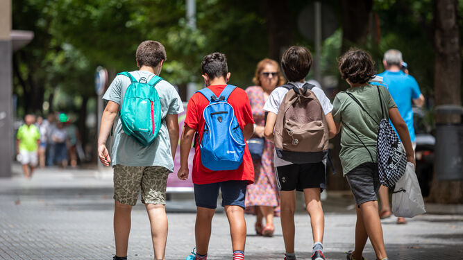 Varios niños de Cádiz camino al colegio.
