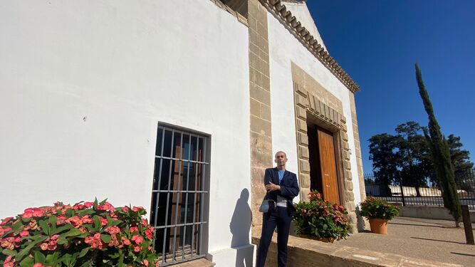 David Calleja, en el exterior de la ermita de Santa Clara con los nuevos macetones.