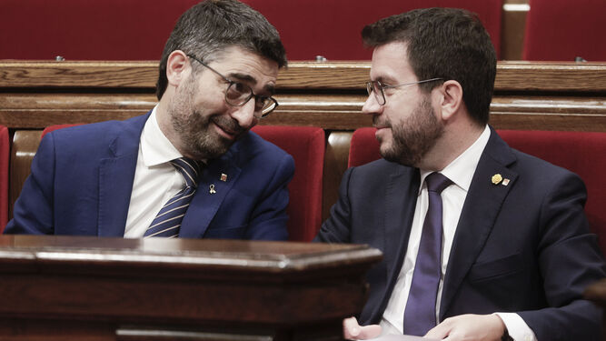 Jordi Puigneró y Pere Aragonès, este martes en el 'Parlament'.