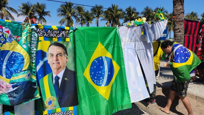 Banderas de Brasil en una concentración de apoyo al presidente Bolsonaro.
