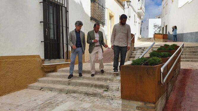 El alcalde visita junto al concejal de Medio Ambiente la calle Cabezo tras las obras de renovación de las jardineras y barandillas.