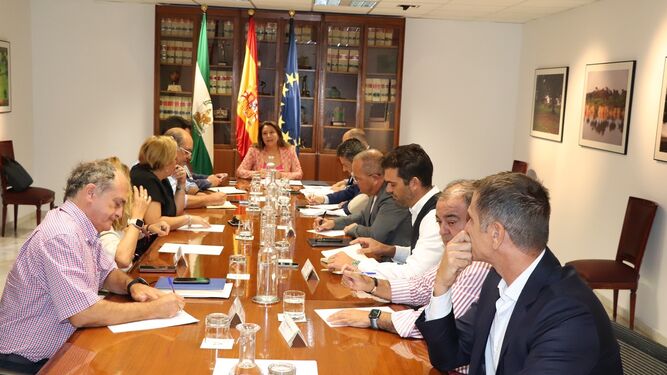 La reunión de la consejera de Pesca, Carmen Crespo, con representantes del sector.