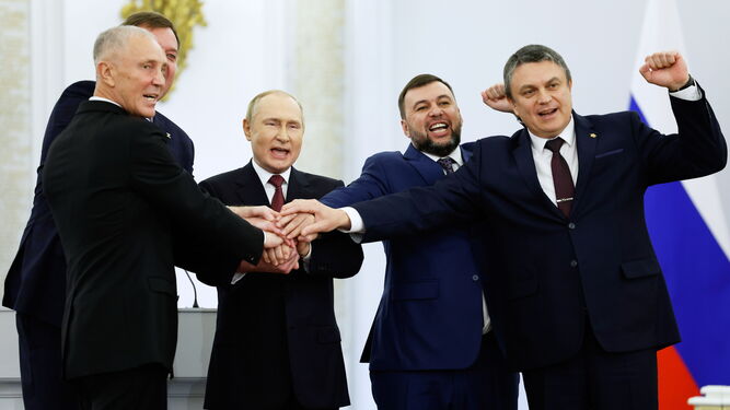 Putin celebra la anexión con los líderes prorrusos.
