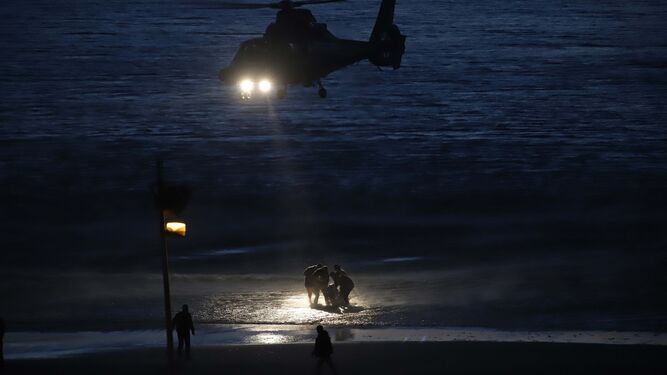 Foto de archivo de agentes de la Guardia Civil deteniendo a un narco, bajo el foco de un helicóptero, en la playa de Getares.