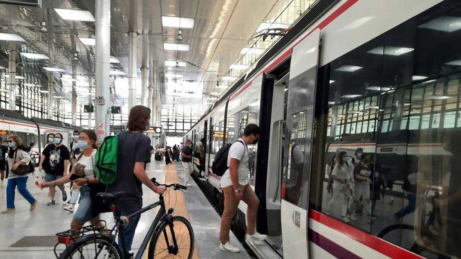 Un usuario accede al tren en bicicleta.
