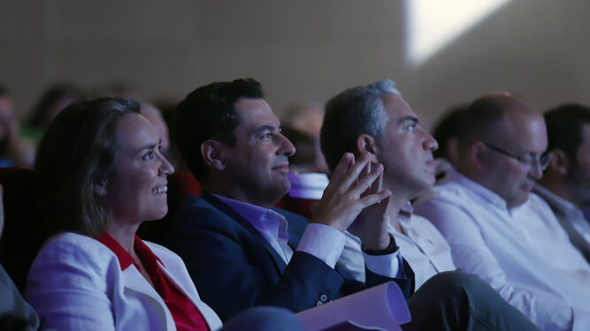 Juanma Moreno, ayer, en Marbella, acompañado de la portavoz del PP en el Congreso, Cuca Gamarra, y el coordinador del PP, Elías Bendodo.
