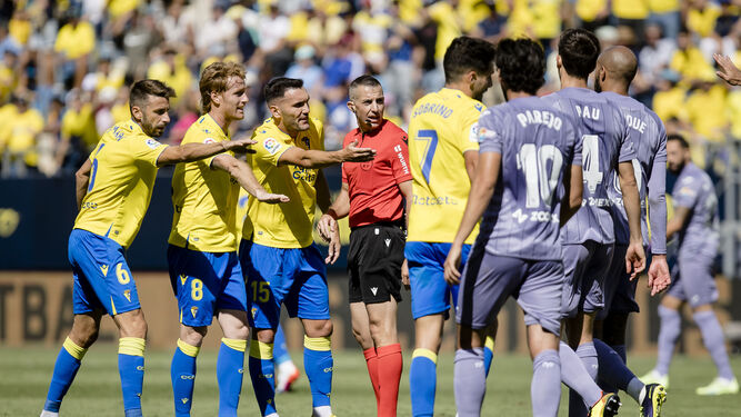 Jugadores del Cádiz protestan al árbitro.