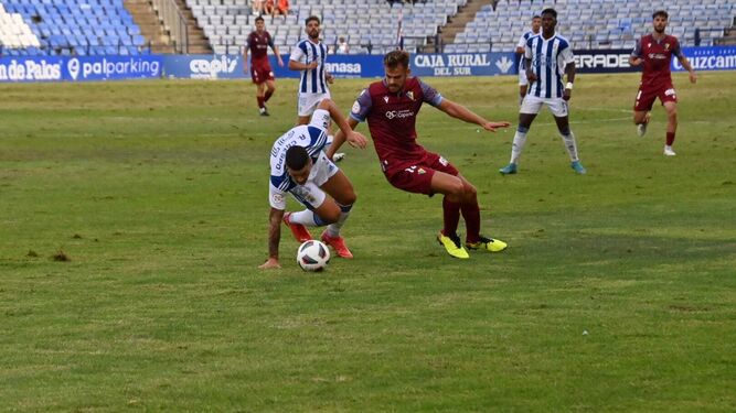 Peru se gira ante Adri Crespo, que resbala al ir a cortar el balón.