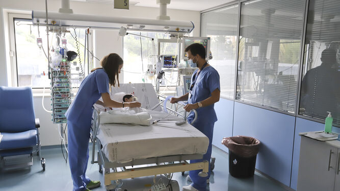 Dos enfermeros atienden a un niño en un centro sanitario de Málaga.