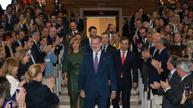 Los empresarios asistentes al congreso aplauden al Rey a su llegada al Palacio de Congresos de Cáceres.