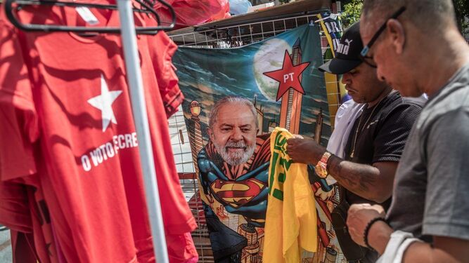 Un hombre compra una camiseta del candidato Lula da Silva.