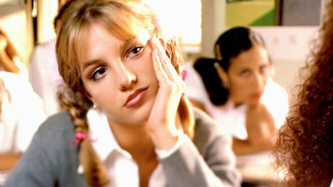 Britney Spears en el videoclip de su hit de los 90, 'Baby one more time'