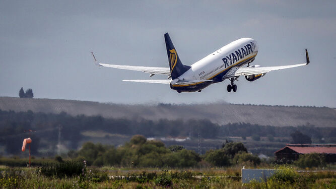 Un avión despega despega desde el aeropuerto de Jerez