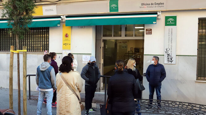 Ciudadanos en la sede de una oficina del Servicio Andaluz de Empleo