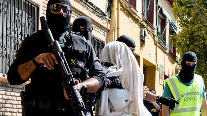 La Guardia Civil traslada a un detenido por yihadismo en Mataró en 2018.