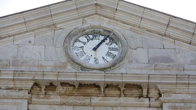 Reloj de la fachada de la antigua capilla de Valcárcel