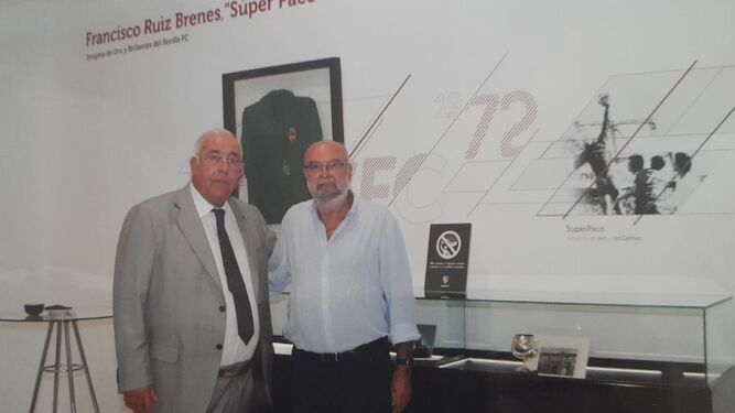 Francisco Ruiz Brenes 'Súper Paco' y Antonio Roldán, en el stand del ex portero.
