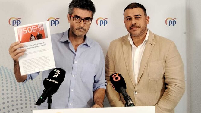 El concejal del PP, German Braza, y el coordinador general del PP, José Manuel Perdigones, en rueda de prensa.