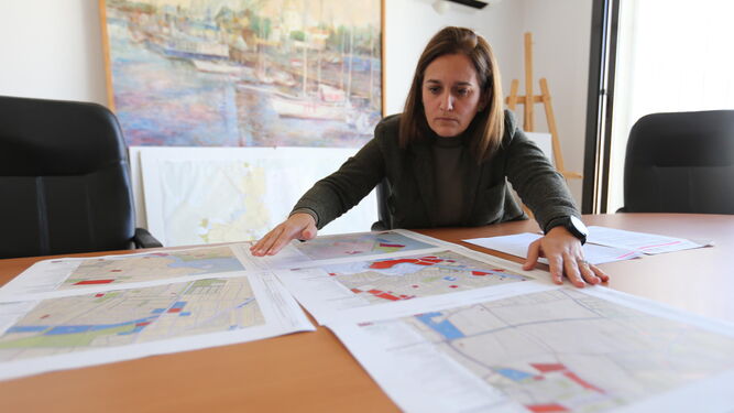 La delegada de Urbanismo , Ana González, frente a varios planos del último PGOU de Chiclana, en una imagen de archivo.